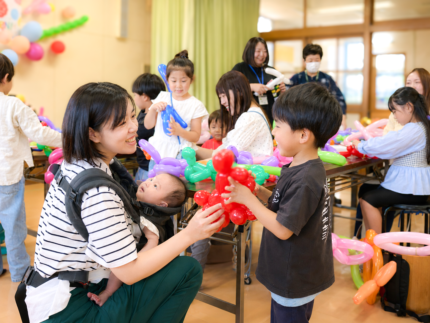 こどもたちと地域の方がイベントを楽しむ様子