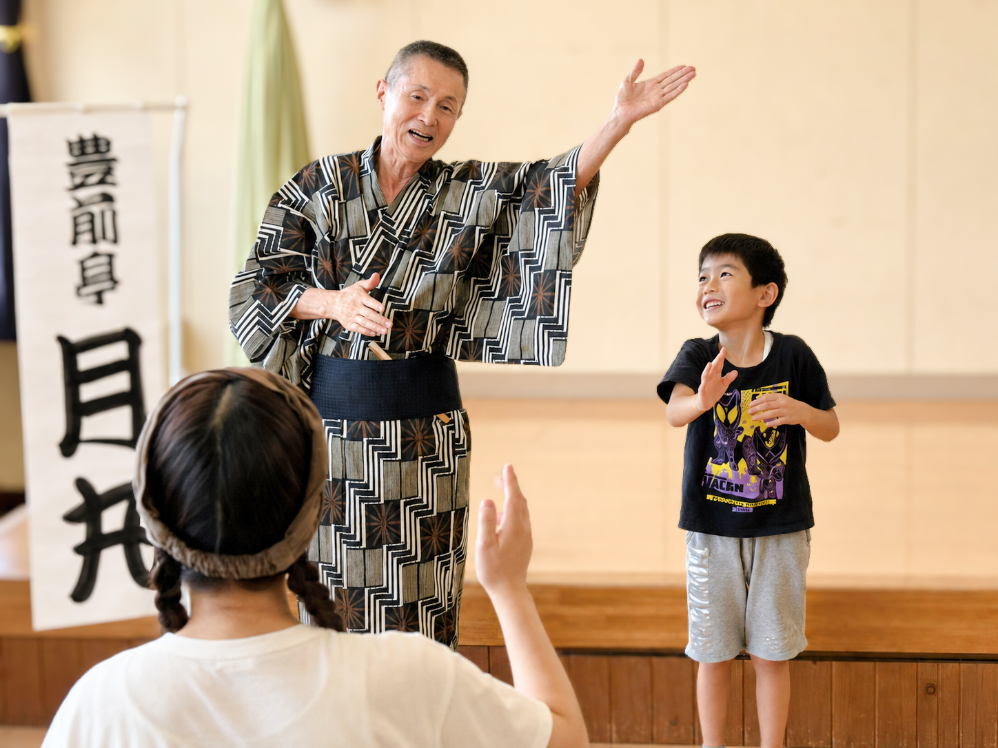 こどもたちが落語を体験する様子