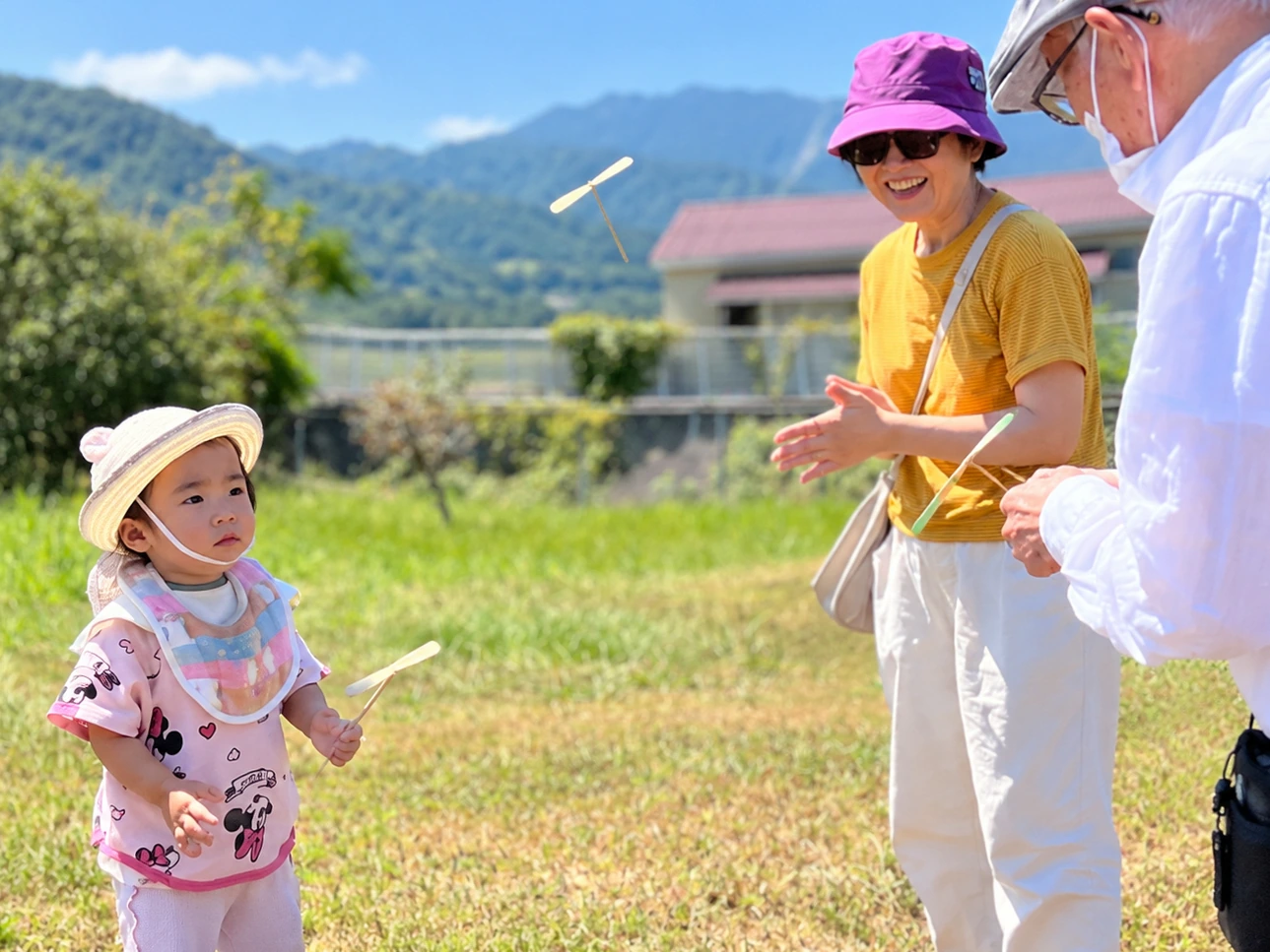 屋外で子どもと体験を楽しむ大人
