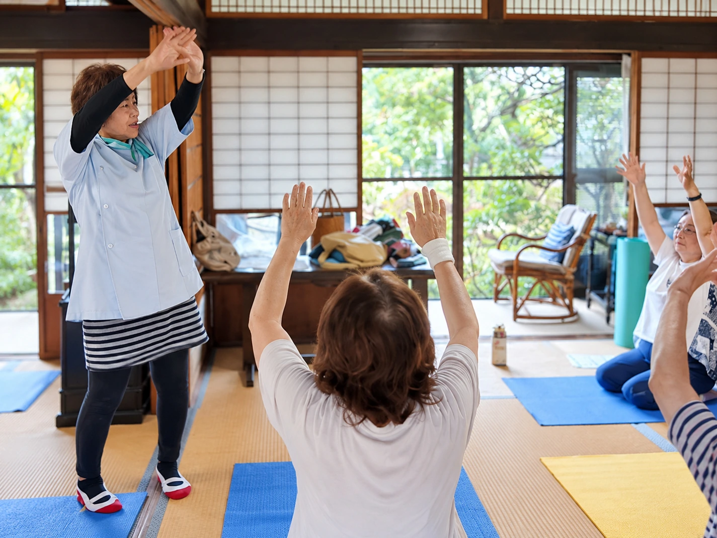 おとなパレットの健康づくり教室で体を動かす皆さん